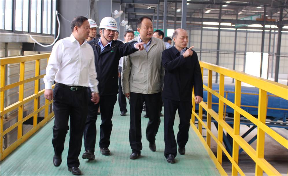 圖2.江西省政法委書記周萌（右一）、宜春市市長蔣斌（右二）一行參觀報(bào)廢汽車有色金屬分選線